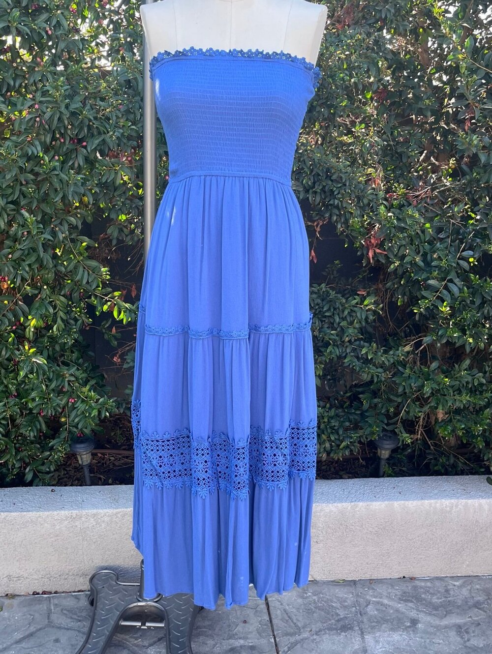 Womenโs Blue Strapless Smocked Maxi Dress Crochet Lace Trim Boho Size Small